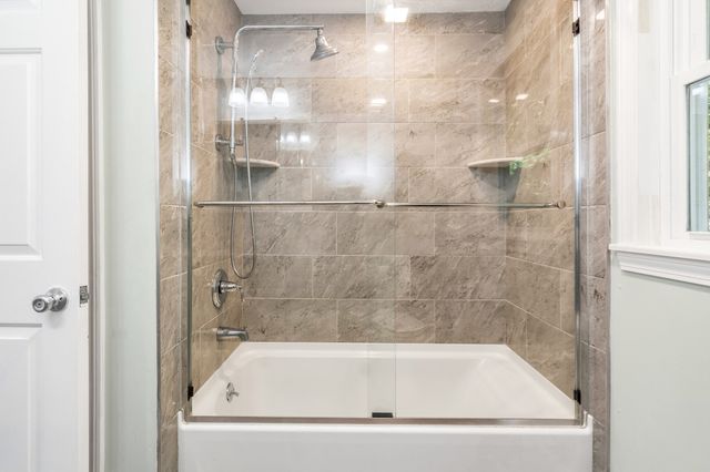 7 Royal Dr, Methuen, MA 01844