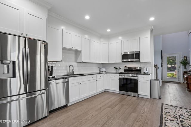 112 Hedgerow Lane, Manalapan, NJ 07726