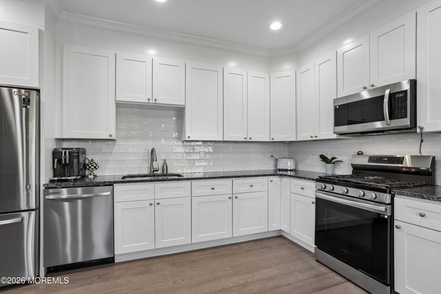 112 Hedgerow Lane, Manalapan, NJ 07726