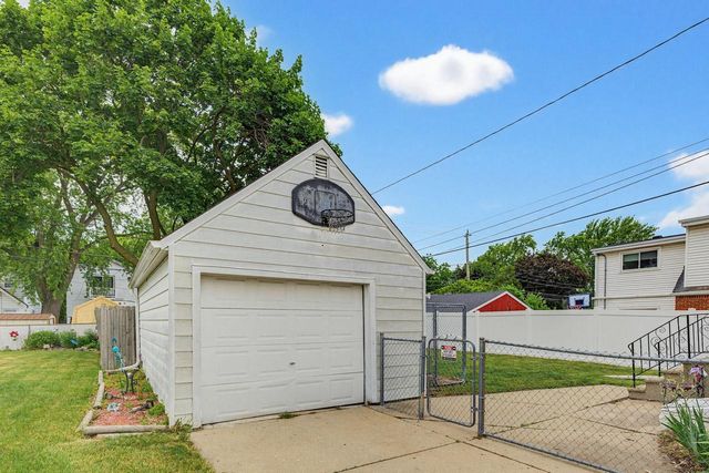 1957 S 89th STREET, West Allis, WI 53227