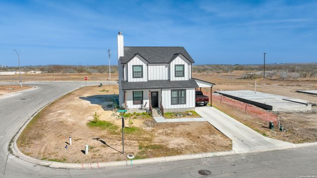 501 Sendera Way, Kenedy, TX 78119