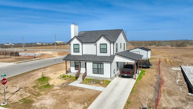 501 Sendera Way, Kenedy, TX 78119