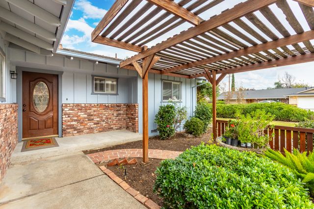 3690 Victoire Way, Redding, CA 96002