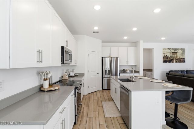 7407 W GARDENIA Avenue, Glendale, AZ 85303