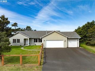 89650 SEA BREEZE Dr, Warrenton, OR 97146