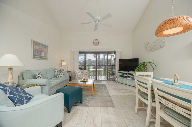 98 Village Del Lago Cir, St Augustine, FL 32080