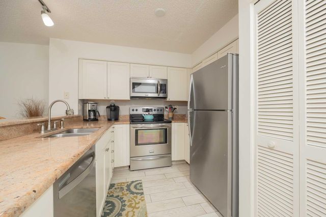 98 Village Del Lago Cir, St Augustine, FL 32080