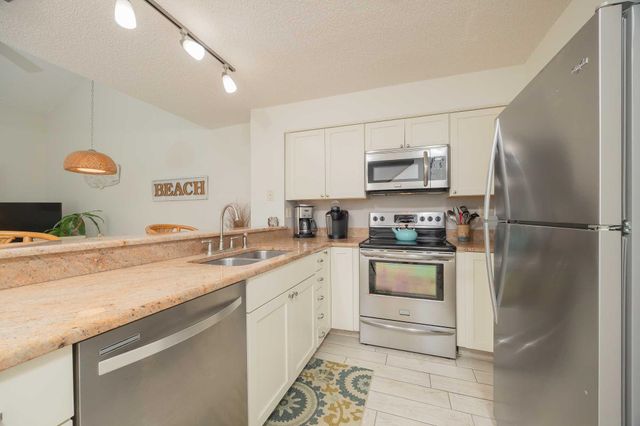 98 Village Del Lago Cir, St Augustine, FL 32080