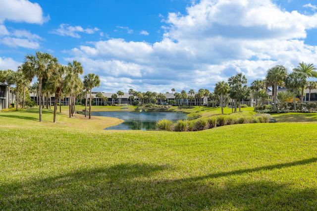 98 Village Del Lago Cir, St Augustine, FL 32080