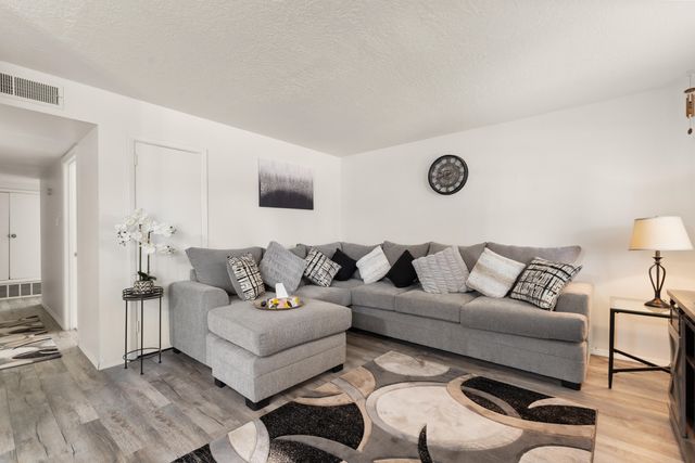 5944 Avenida La Barranca Place NW, Albuquerque, NM 87114