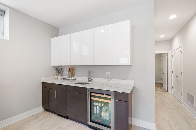 2544 W Warren Boulevard, Chicago, IL 60612