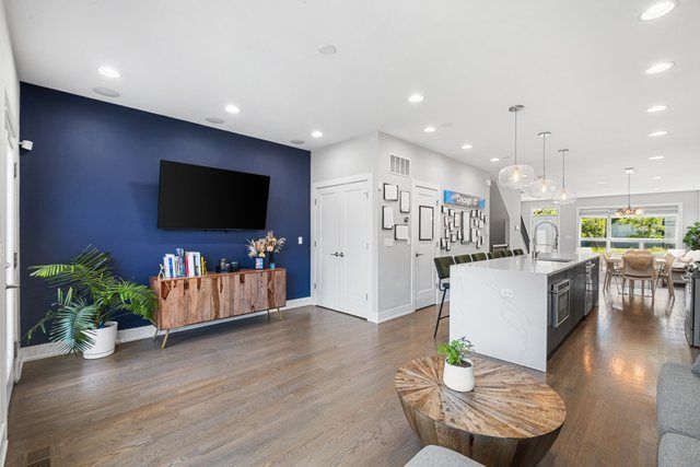 2544 W Warren Boulevard, Chicago, IL 60612