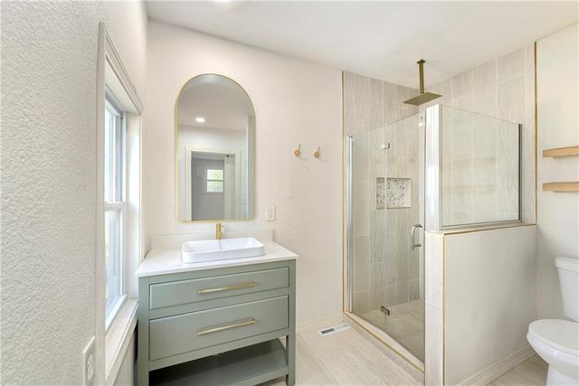 11201 E 40th Street S, Independence, MO 64052