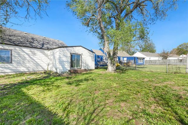 11201 E 40th Street S, Independence, MO 64052