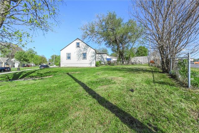 11201 E 40th Street S, Independence, MO 64052