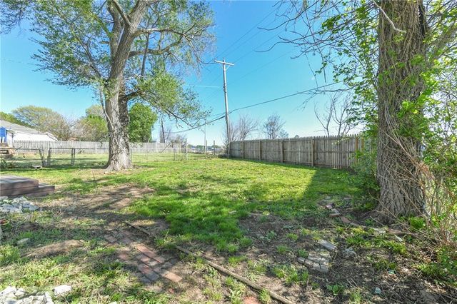 11201 E 40th Street S, Independence, MO 64052