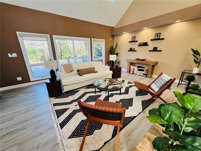 812 Coverdale LN, Virginia Beach, VA 23452