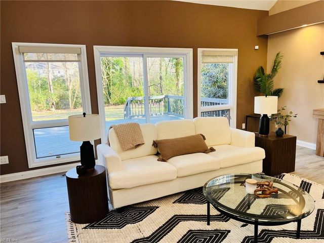 812 Coverdale LN, Virginia Beach, VA 23452