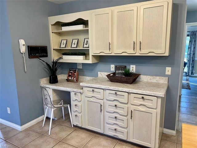 812 Coverdale LN, Virginia Beach, VA 23452