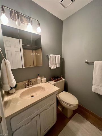 812 Coverdale LN, Virginia Beach, VA 23452