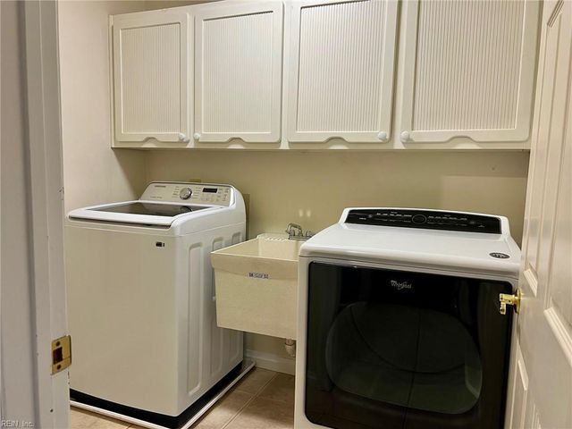 812 Coverdale LN, Virginia Beach, VA 23452