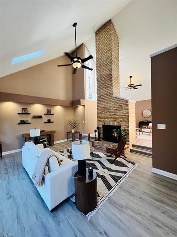 812 Coverdale LN, Virginia Beach, VA 23452