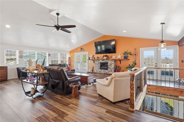 27 Bock Ln, Baden, PA 15005