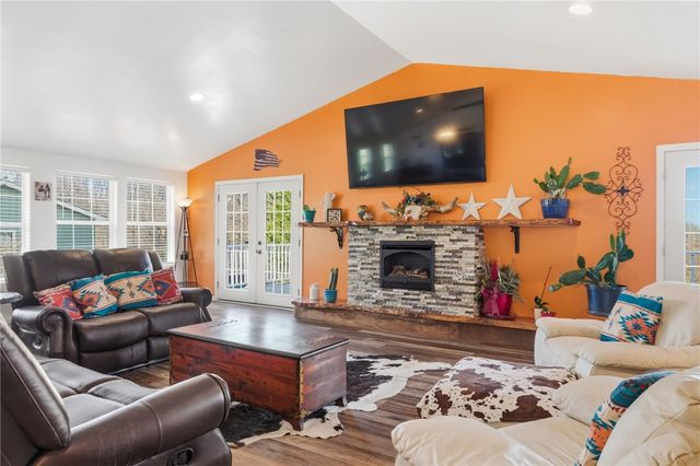 27 Bock Ln, Baden, PA 15005