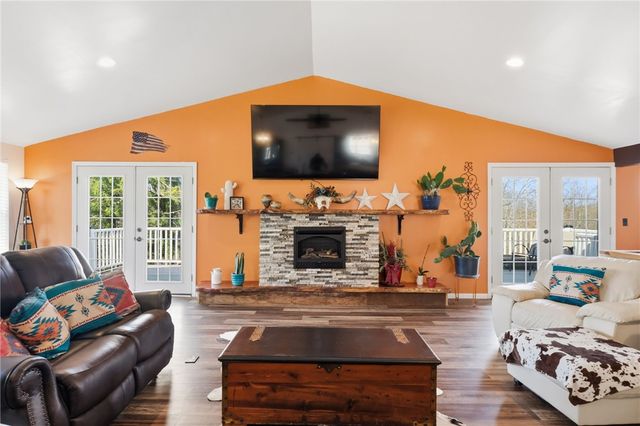 27 Bock Ln, Baden, PA 15005