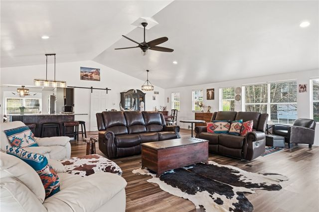 27 Bock Ln, Baden, PA 15005