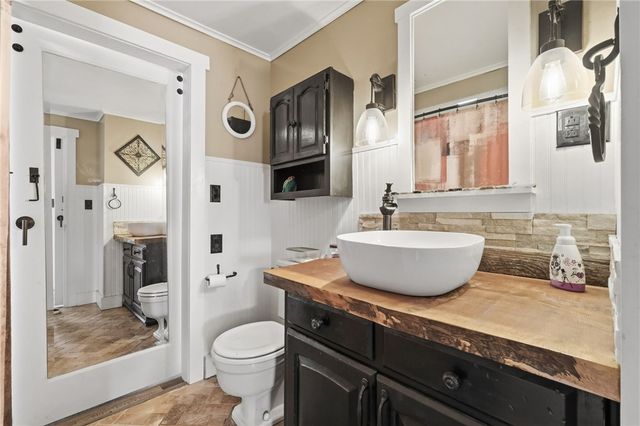 27 Bock Ln, Baden, PA 15005