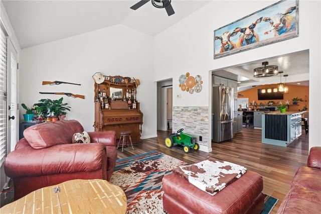 27 Bock Ln, Baden, PA 15005