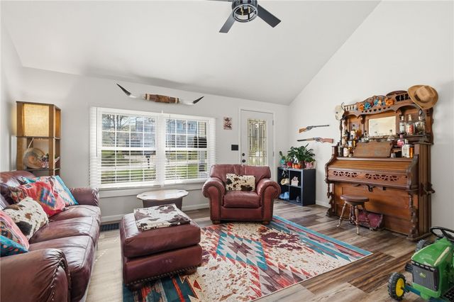 27 Bock Ln, Baden, PA 15005