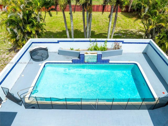 5303 SW 111th Ter, Davie, FL 33328