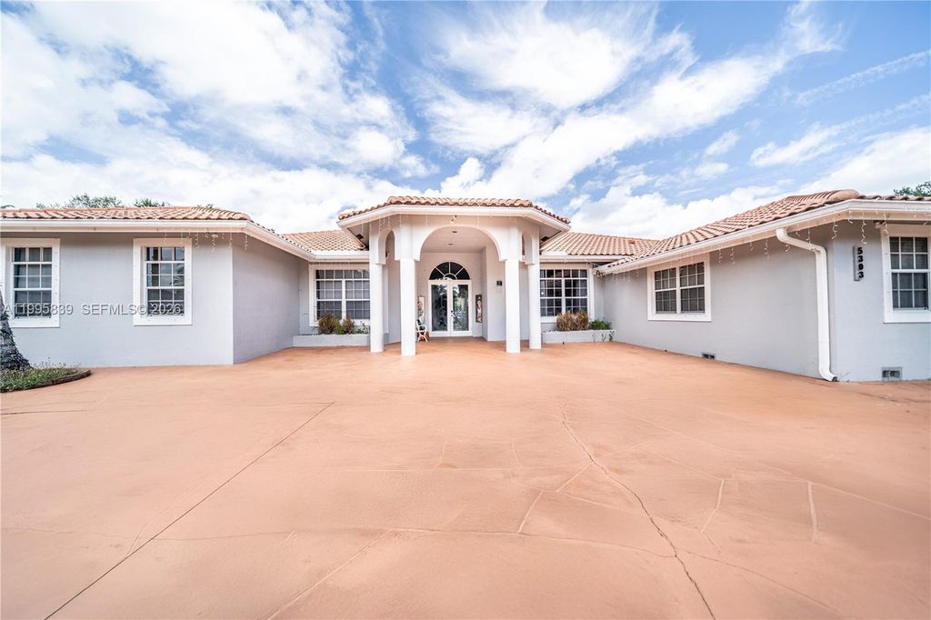 5303 SW 111th Ter, Davie, FL 33328