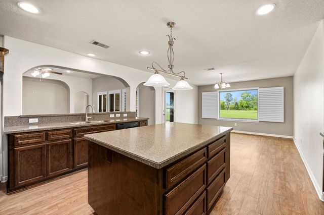 914 Lakeland Circle, Rosharon, TX 77583