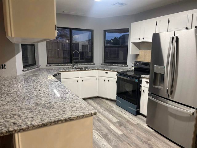 1916 SW Park Grove Dr, Lawton, OK 73505