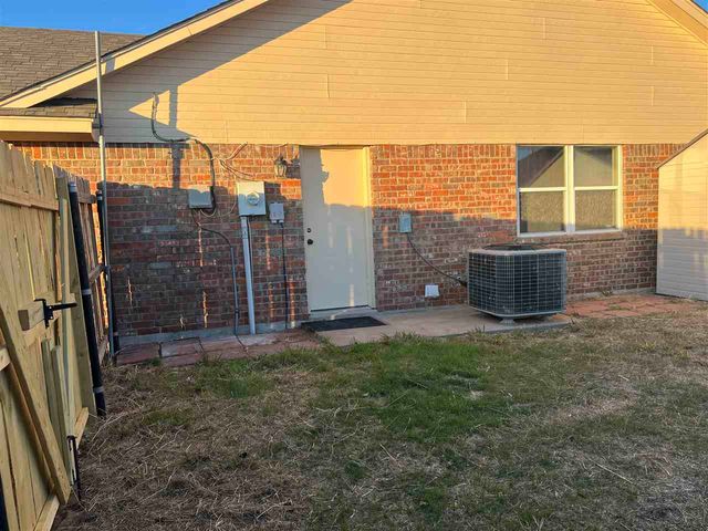 1916 SW Park Grove Dr, Lawton, OK 73505