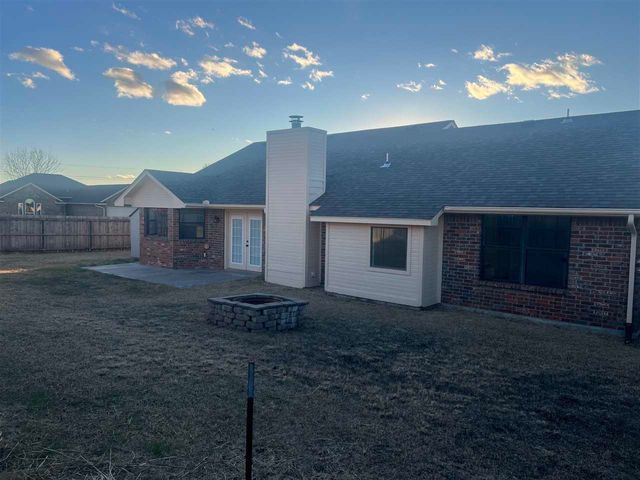 1916 SW Park Grove Dr, Lawton, OK 73505