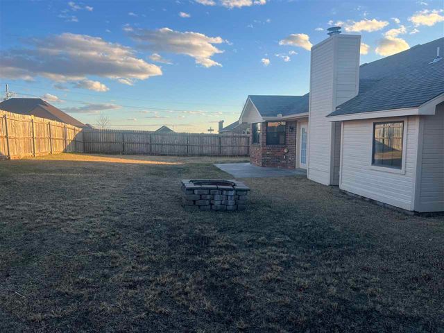 1916 SW Park Grove Dr, Lawton, OK 73505