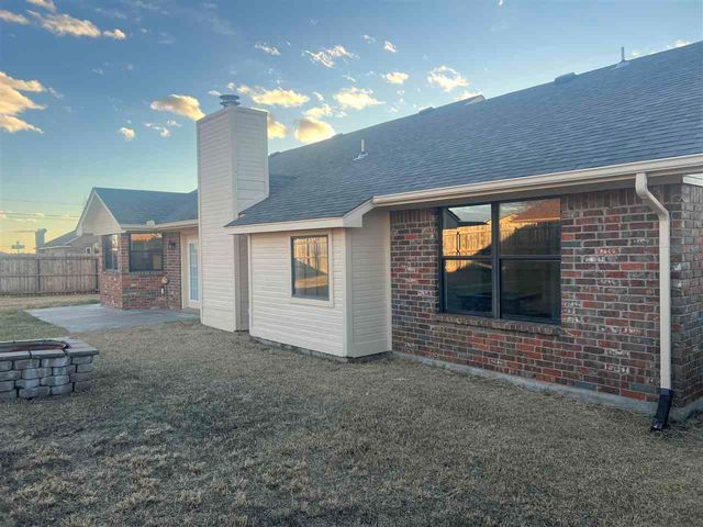 1916 SW Park Grove Dr, Lawton, OK 73505