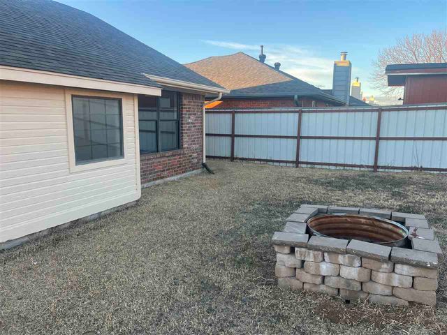 1916 SW Park Grove Dr, Lawton, OK 73505