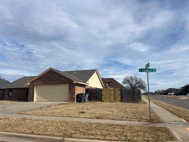 1916 SW Park Grove Dr, Lawton, OK 73505