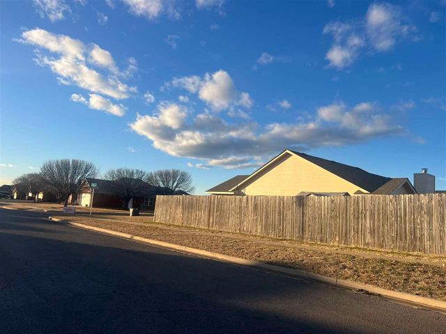 1916 SW Park Grove Dr, Lawton, OK 73505