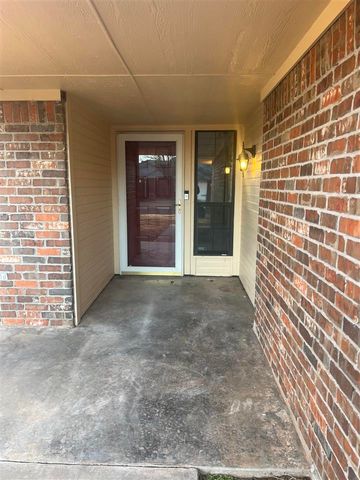 1916 SW Park Grove Dr, Lawton, OK 73505