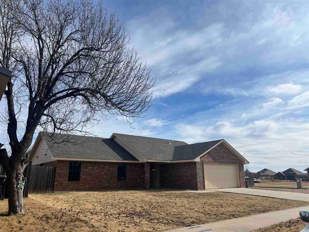 1916 SW Park Grove Dr, Lawton, OK 73505