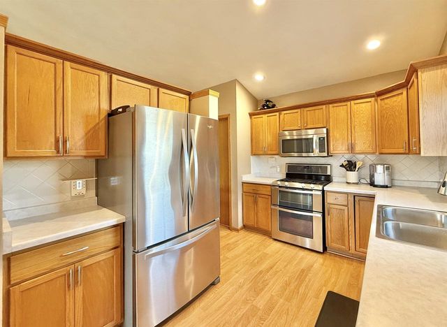 2656 N Wuthering Hills Drive, Janesville, WI 53546