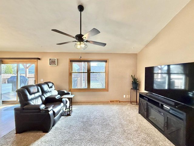 2656 N Wuthering Hills Drive, Janesville, WI 53546