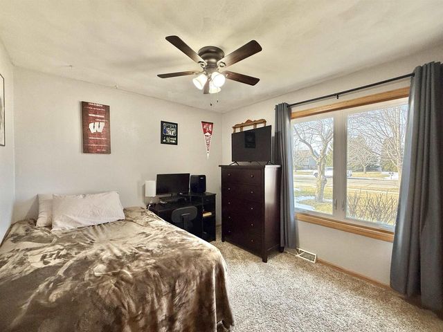 2656 N Wuthering Hills Drive, Janesville, WI 53546