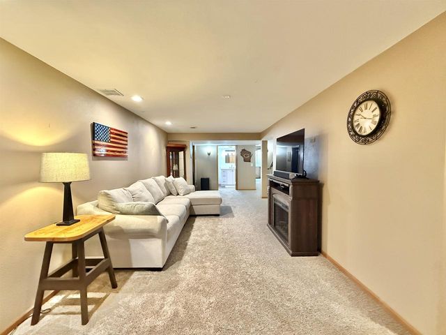 2656 N Wuthering Hills Drive, Janesville, WI 53546